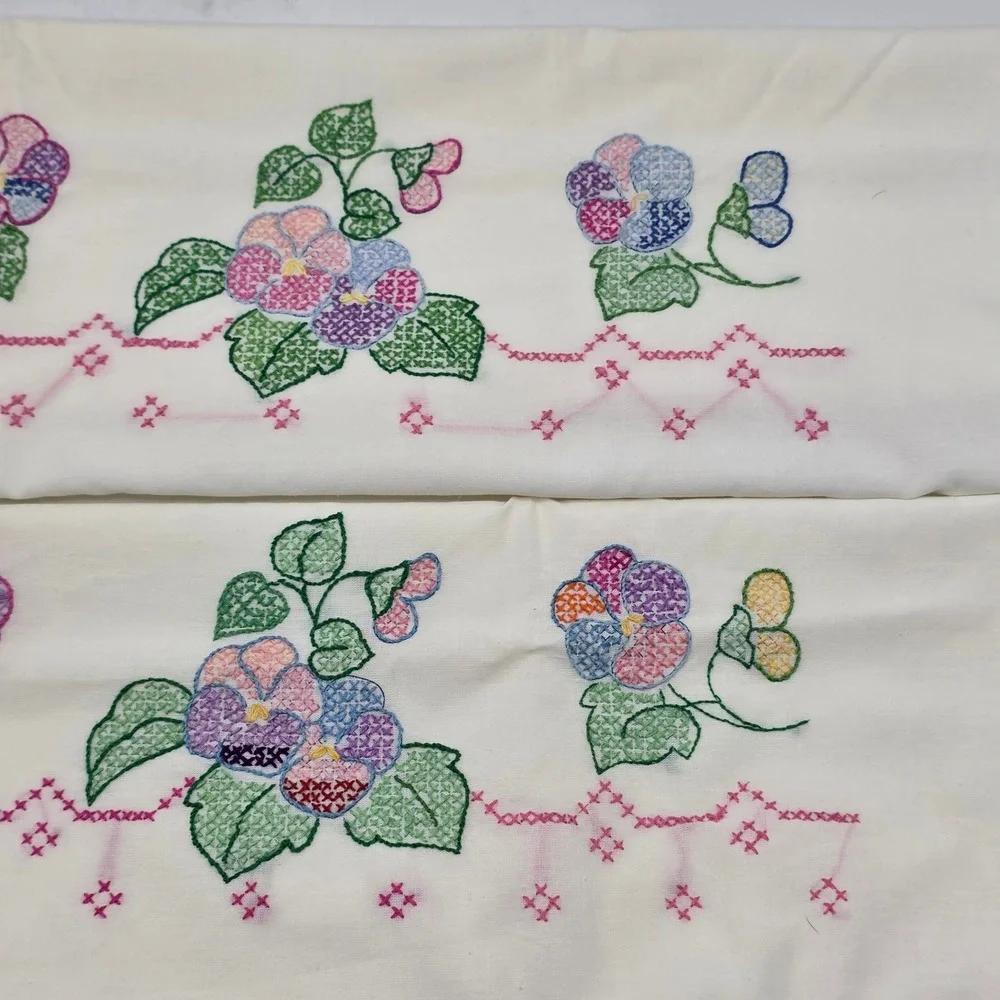 Vintage Hand‎ Embroidered Pillowcases 90s White Floral Pansy Cottagecore 2pc Set